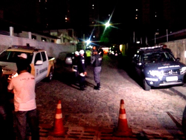 Rua de abrigo de idosos foi cercada pela Polícia Militar em Natal (Foto: Kléber Teixeira/Inter TV Cabugi)