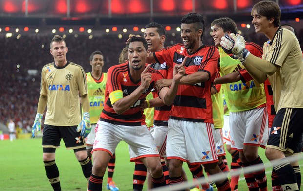 Hernane e Leo Moura comemoram, Flamengo x Atlético-PR (Foto: Andre Durão)