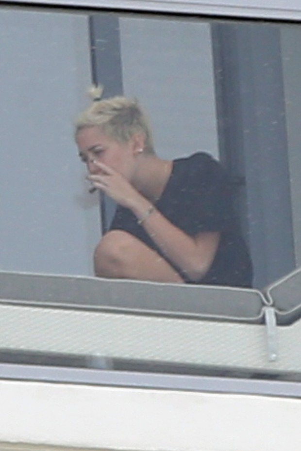 Miley Cyrus com cigarro suspeito (Foto: Brett Kaffee/Thibault Monnier/PacificCoastNews/Honopix)