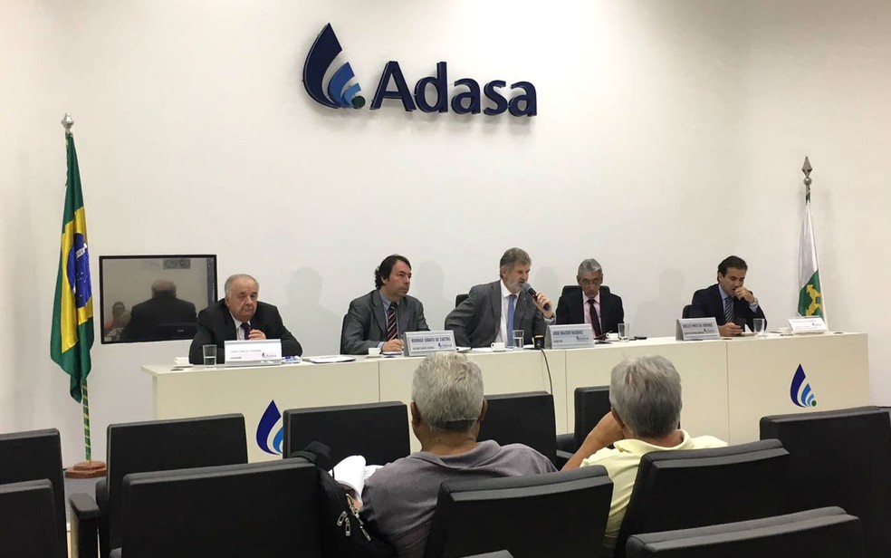 Conselho diretor da Adasa debateu aplicação de multa para desperdício de água em audiência pública nesta quinta (9) (Foto: Luiza Garonce/G1)
