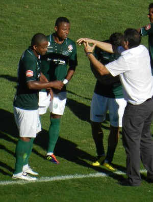 Welington Fajardo orienta jogadores durante a partida contra o Mamoré (Foto: Felipe Santos / GLOBOESPORTE.COM)