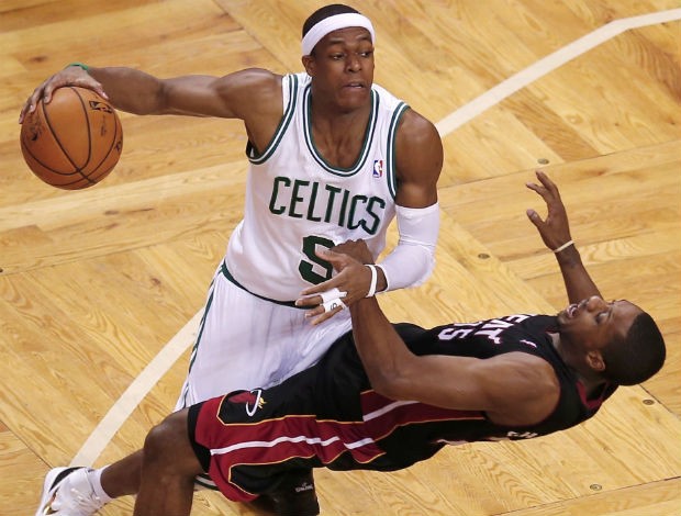 Rajon Rondo comete falta ofensiva em Mario Chalmers (Foto: Reuters)