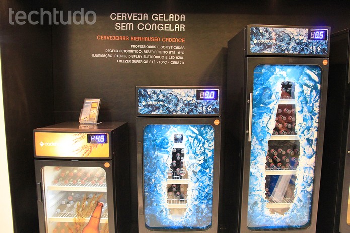 A geladeira inteligente possui display eletrônico com led azul para adequar temperatura (Foto: Anna Kellen Bull/TechTudo)