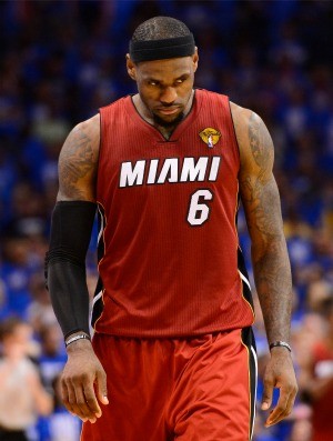 LeBron James lamenta a derrota do Miami Heat (Foto: Getty Images)