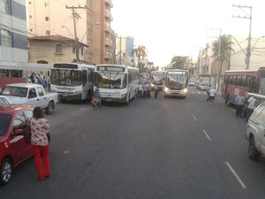 Rodoviários param em Amaralina e pedem para passageiros descerem dos ônibus. (Foto: Maiana Belo / G1 Bahia)