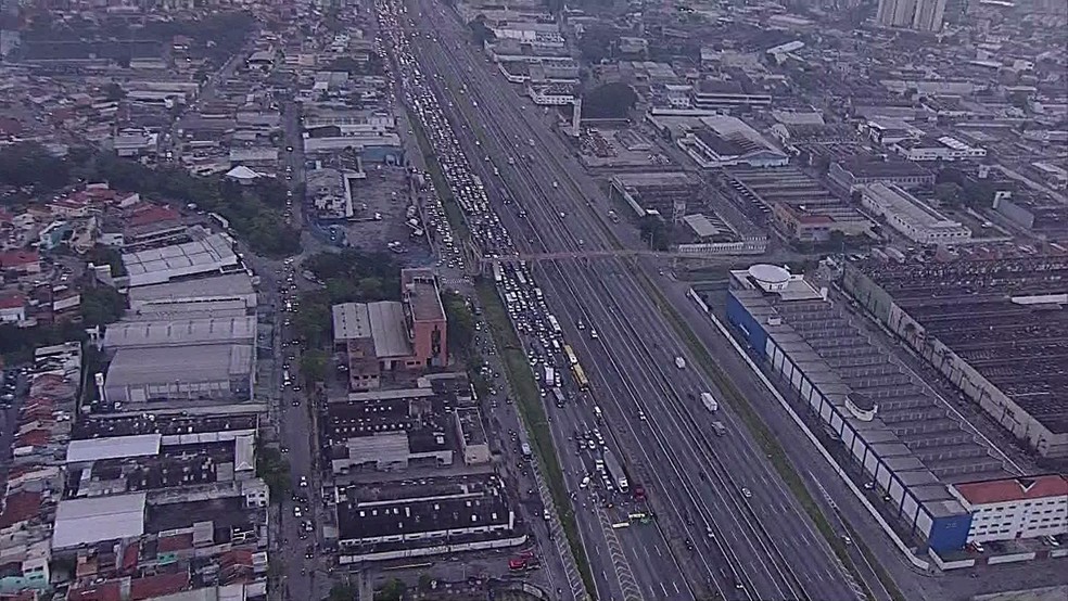 Manifestação no km 229 da Via Dutra causa lentidão de 11 km (Foto: Reprodução/TV Globo)