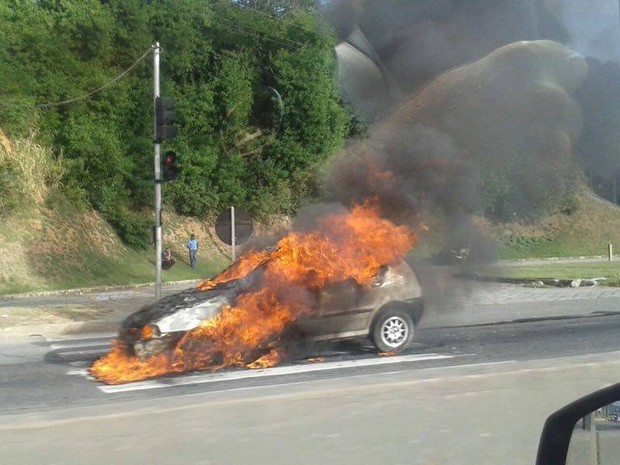 Carro pegou fogo em rodovia do Espírito Santo (Foto: Leitor A Gazeta)