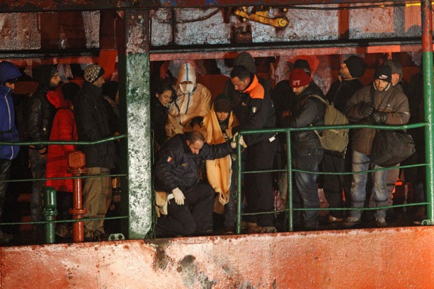 O navio da Moldávia Blue Sky chega a porto italiano com centenas de imigrantes nesta quarta-feira (31) (Foto: Ivan Tortorella/AP) O navio da Moldávia Blue Sky chega a porto italiano com centenas de imigrantes nesta quarta-feira (31) (Foto: Ivan Tortorella/AP)
