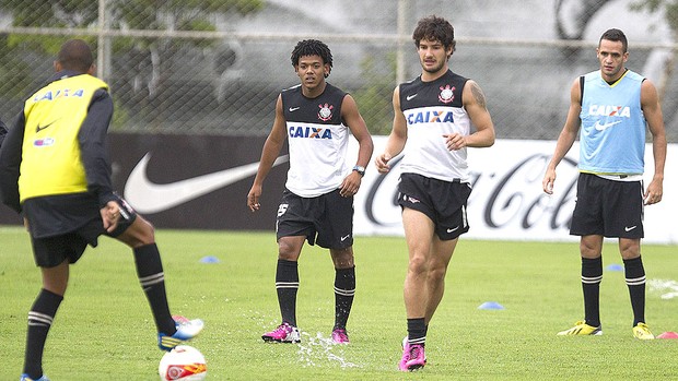 Pato e Romarinho no treino do Corinthians (Foto: Daniel Augusto Jr. / Ag. Corinthians)