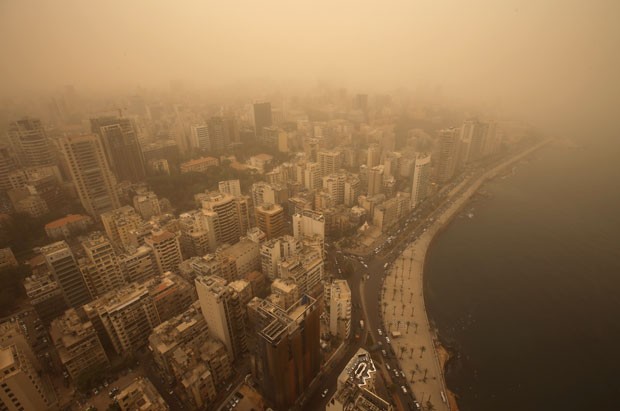 Tempestade de areia atinge Beirute, a capital do Líbano, nesta terça-feira (8) (Foto: Hussein Malla/AP)