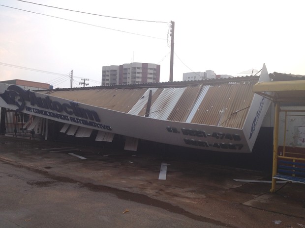 Fachada de esabelecimento comercial caiu com temporal (Foto: Jonatas Boni/ G1)