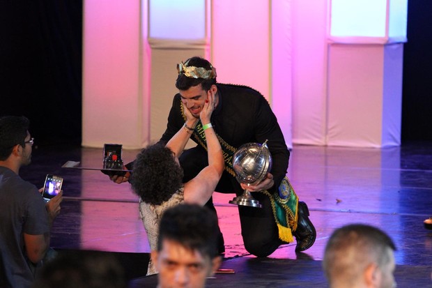 Lucas Kubitschek, candidato do Distrito Federal, recebe o carinho da mãe após ser eleito Mister Universo Brasil 2013 (Foto: Orlando Oliveira/ Ag.Brayan Celebrity/ Divulgação)