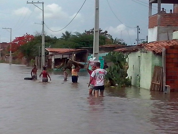 Rio transbordou e deixou 60 famílias desabrigadas em Riachão do Jacuípe (Foto: Luiz Valdoberto de Oliveira Carneiro)