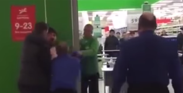 Bêbado russo é flagrado tentando roubar vodca gritando 'aqui é Esparta' (Foto: Reprodução/YouTube) Bêbado russo é flagrado tentando roubar vodca gritando 'aqui é Esparta' (Foto: Reprodução/YouTube)