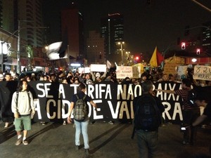 manifestantes no segundo dia de protestos contra o aumento da passagem em São Paulo (Foto: Marcelo Mora/G1)