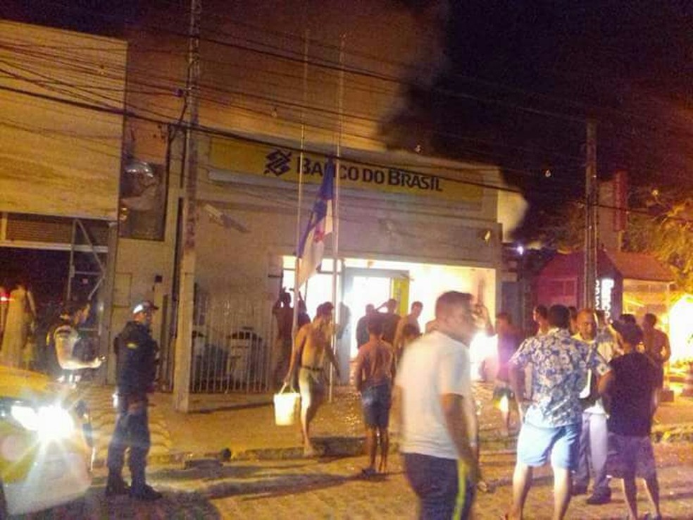 Banco do Brasil  de Porto de Galinhas foi alvo de bandidos (Foto: Whats App)
