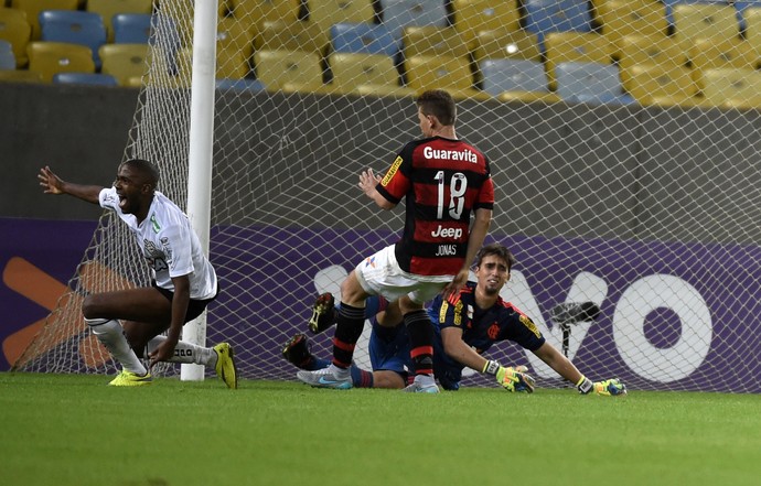 Cesar gol Figueirense Flamengo x Figueirense Maracanã (Foto: André Durão)