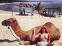 Miss Brasil posa com camelo em praia do Nordeste
