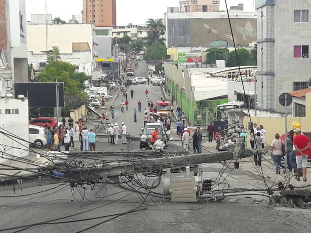 A Avenida Pedro II, uma das principais de Campina Grande, ficou bloqueada por causa de quedas de postes (Foto: Astrogildo Pereira/STTP)