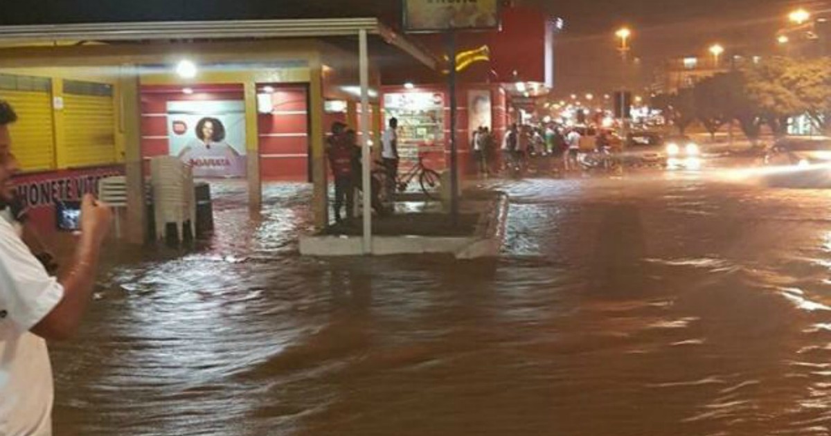 Forte chuva alaga ruas, casas e comércios de Rolim de Moura, RO - Globo.com