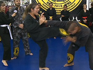 Kelly Almeida aprende golpes em academia. (Foto: Reprodução/ Rede Globo)