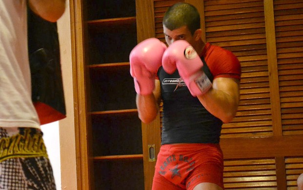 sertanejo e sua luva rosa, UFC (Foto: Adriano Albuquerque / SporTV.com)