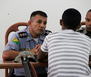 Major Edener Franco, diretor de futebol do Galvez, conversa com Gessé (Foto: João Paulo Maia)
