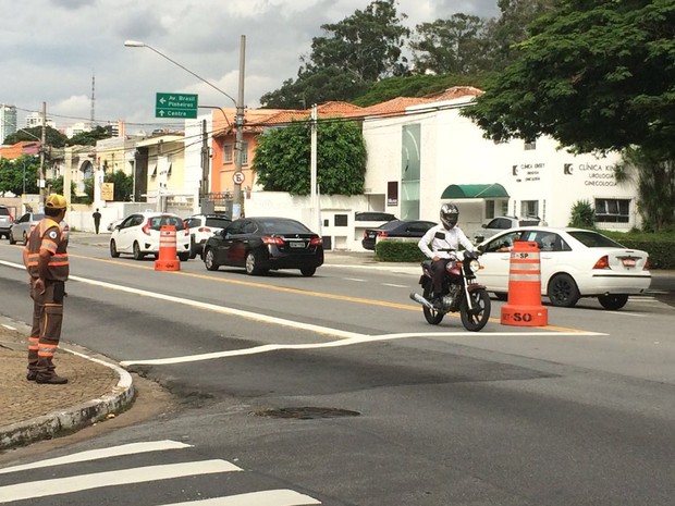 Motociclista pergunta para o agente de trânsito de a via estava liberada, após a confirmação, ele elogiou a alteração: 'que beleza'.  (Foto: Livia Machado/G1)