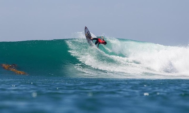 Gabriel Medina manobrando forte de backside em Trestles