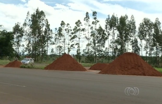 Justiça manda interditar GO-302 e GO-178 em Itajá, Goiás (Foto: Reprodução/TV Anhanguera)