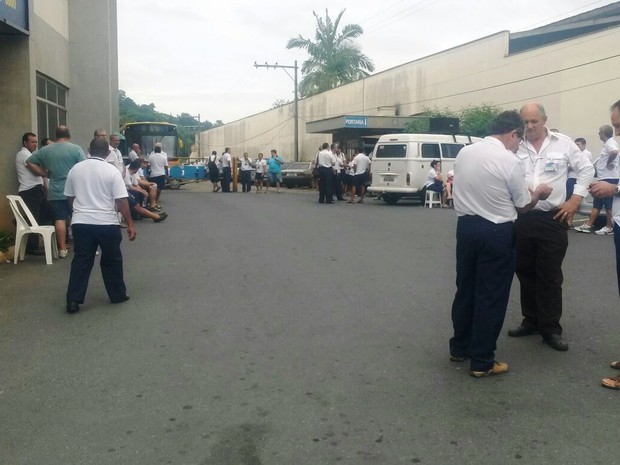 Motoristas e cobradores entraram em greve por tempo indeterminado (Foto: Beto Espercot/RBS TV)