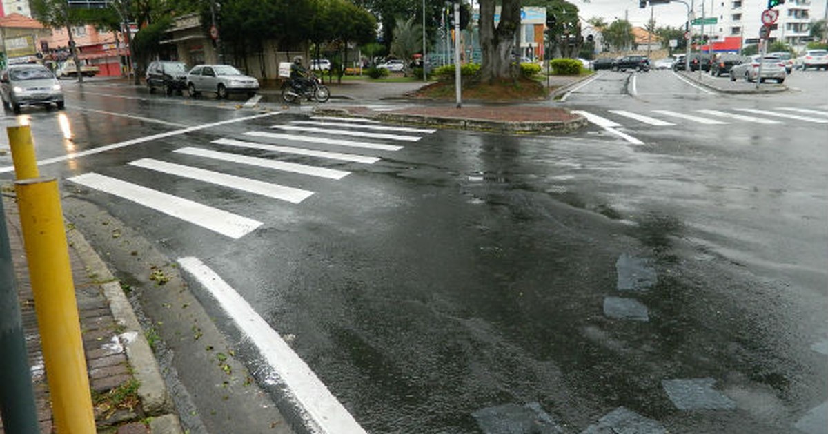 G1 Sinalização horizontal da Alameda do Horto é totalmente