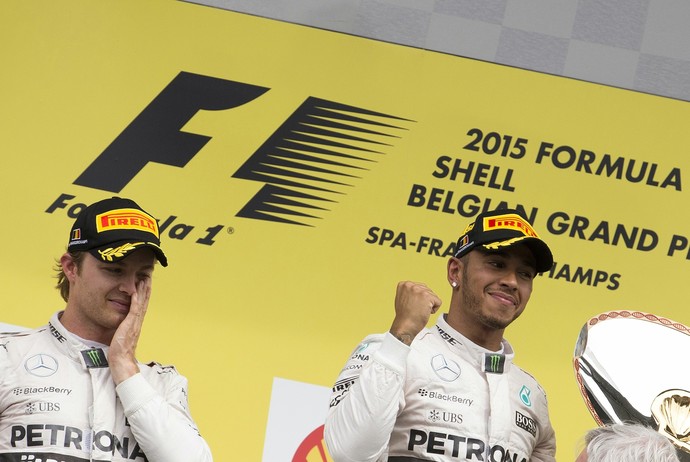 Nico Rosberg e Lewis Hamilton no pódio do GP da Bélgica (Foto: Reuters)