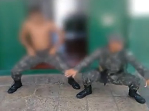 Militares dançam arrocha dentro de quartel no Litoral do PI (Foto: Reprodução)