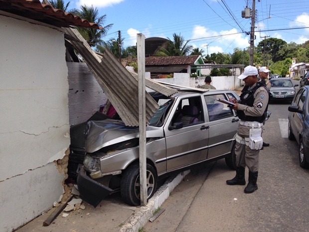 Parte do carro entrou na residência, de acordo com a Semob (Foto: Walter Paparazzo/G1)