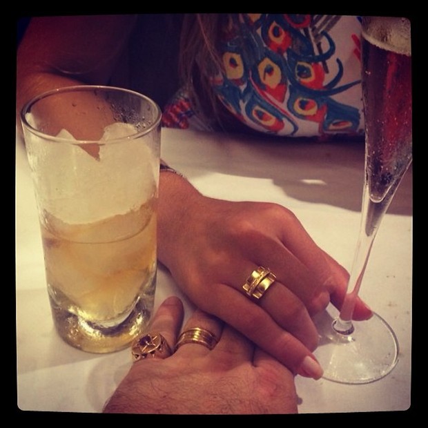 Andressa Urach posta foto com homem e chama atenção por aliança na mão direita (Foto: Instagram)
