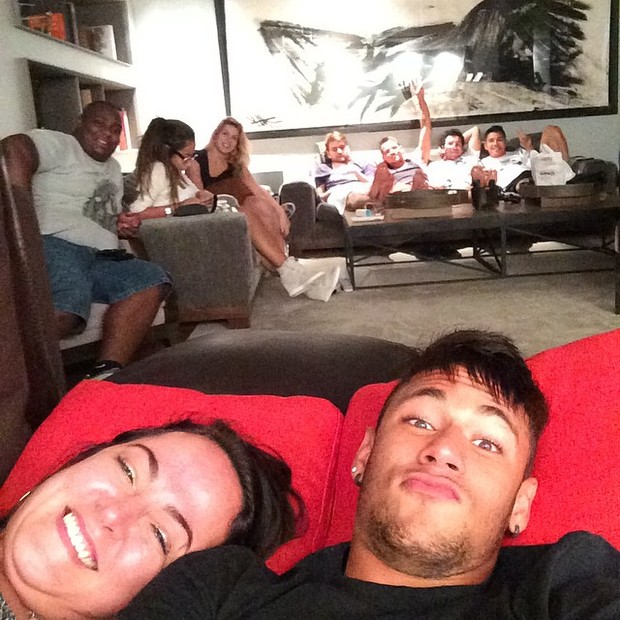 Neymar com a mãe e amigos (Foto: Instagram / Reprodução)