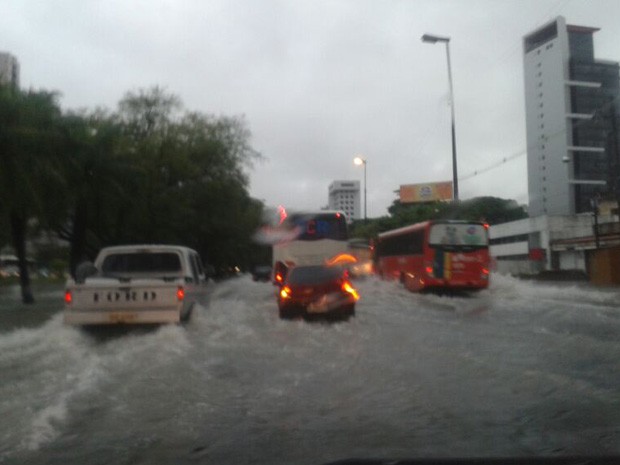 Após chuva, Avenida Agamenon Magalhães retém muita água (Foto: Rafael Pimenta/TV Globo)