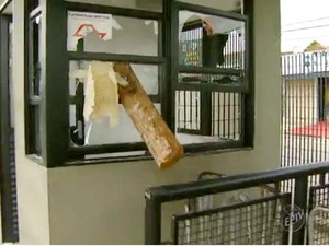 Cabine destruída durante os ataques ao terminal, em Campinas  (Foto: Ricardo Custódio/ EPTV )