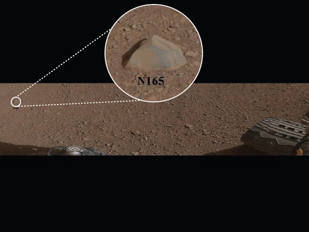 A rocha N165, a primeira a ser explorada pelo robô (Foto: NASA/JPL-Caltech/MSSS/LANL)