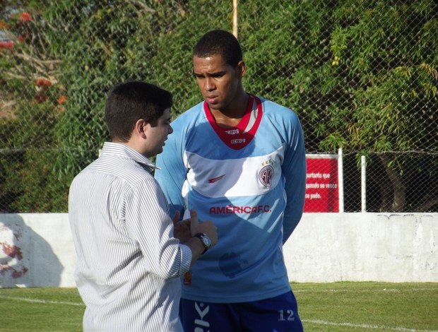 Goleiro Dida conversa com Marcos Rêgo, médico do América-RN (Foto: Tiago Menezes)