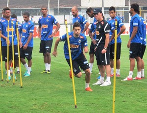 Miralles no treino do Santos (Foto: Lincoln Chaves / Globoesporte.com)