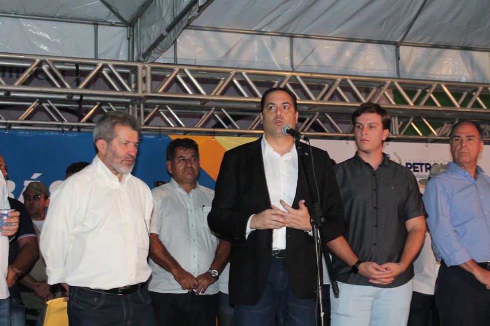Paulo Câmara discursa em Petrolina (Foto: Juliane Peixinho/ G1)