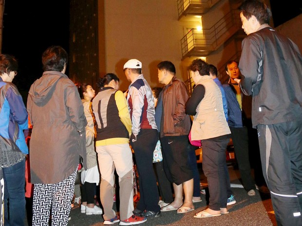Por causa do terremoto, pessoas foram obrigadas a deixar hotel em Kumamoto, no sul do Japão, nesta quinta-feira (14) (Foto: Kyodo/ Reuters)