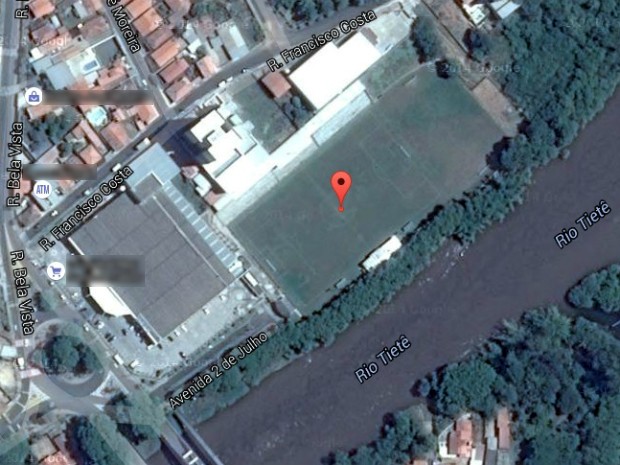 Campo de futebol fica ao lado do rio Tietê, que transbordou (Foto: Reprodução / Google Maps)