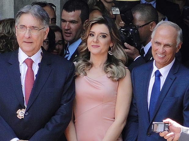 Da esquerda para a direita, o governador Fernando Pimentel, Carolina Oliveira e o vice-governador Antônio Andrade (Foto: Pedro Ângelo/G1)