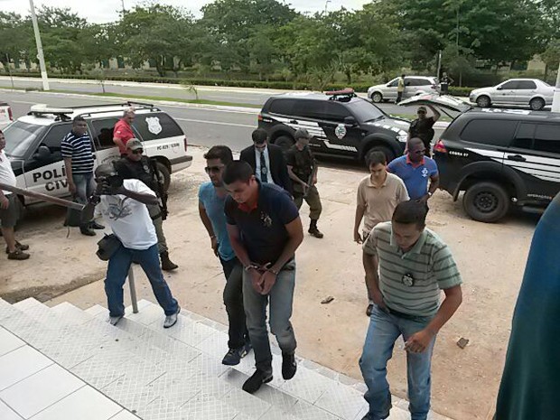 Jhonathan chega à superintendência da PF protegido por um forte aparato de segurança (Foto: G1)