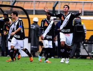 willian magrão ponte preta gol corinthians (Foto: Marcos Ribolli / Globoesporte.com)