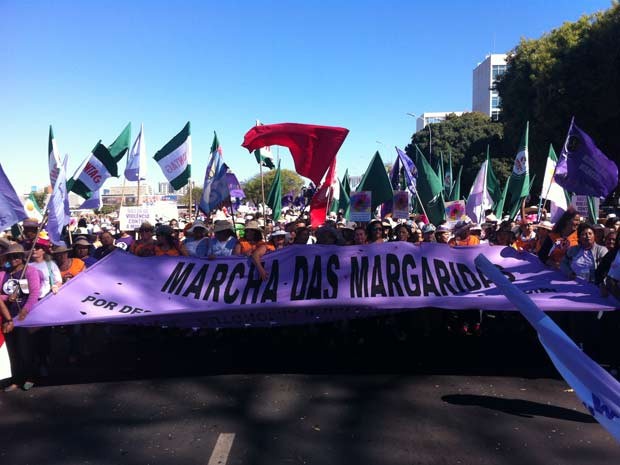 Manifestantes com faixa durante marcha na Esplanada dos Ministérios (Foto: Gabriel Luiz/G1)