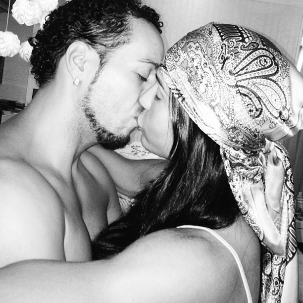 Cantor Belo posta foto de beijo com Gracyanne Barbosa (Foto: Instagram / Reprodução)